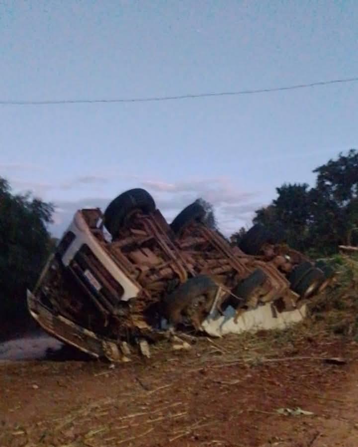 Caminhão tomba em curva no Distrito de Ouro Verde, em São João