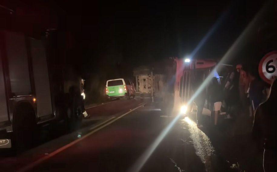 Carreta carregada com ureia tomba na PR-493, nas proximidades do Lambedor em Verê.