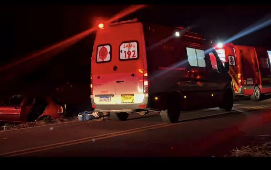 Carro sai da pista e cai em valeta na PR-493; duas mulheres ficam feridas na divisa entre Dois Vizinhos e Verê