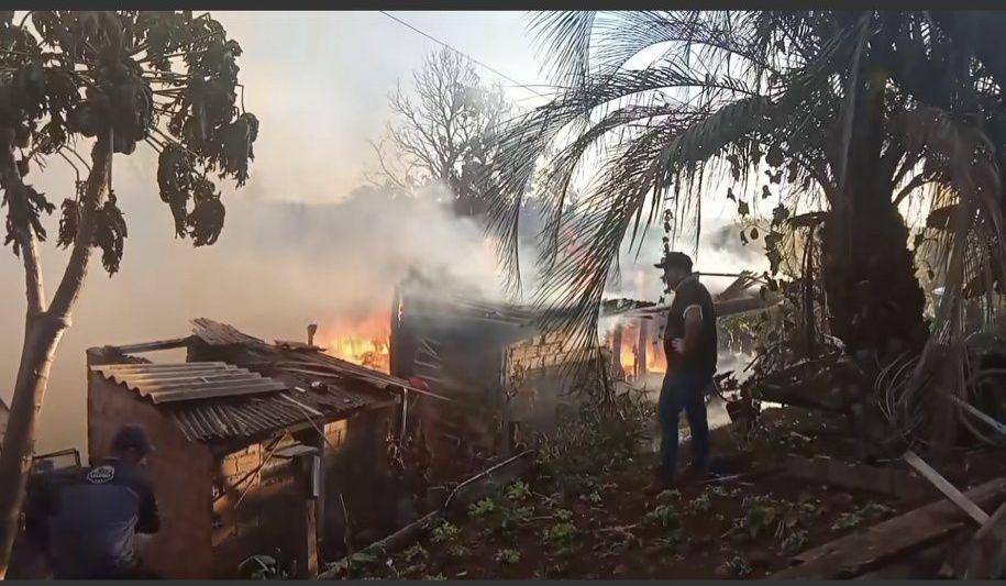 Incêndio de grandes proporções destrói duas casas no bairro Morumbi, em São João