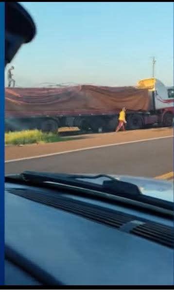Após uma semana atolado, caminhão é retirado de lavoura às margens da BR-277; caminhoneiro transformou veículo em moradia improvisada