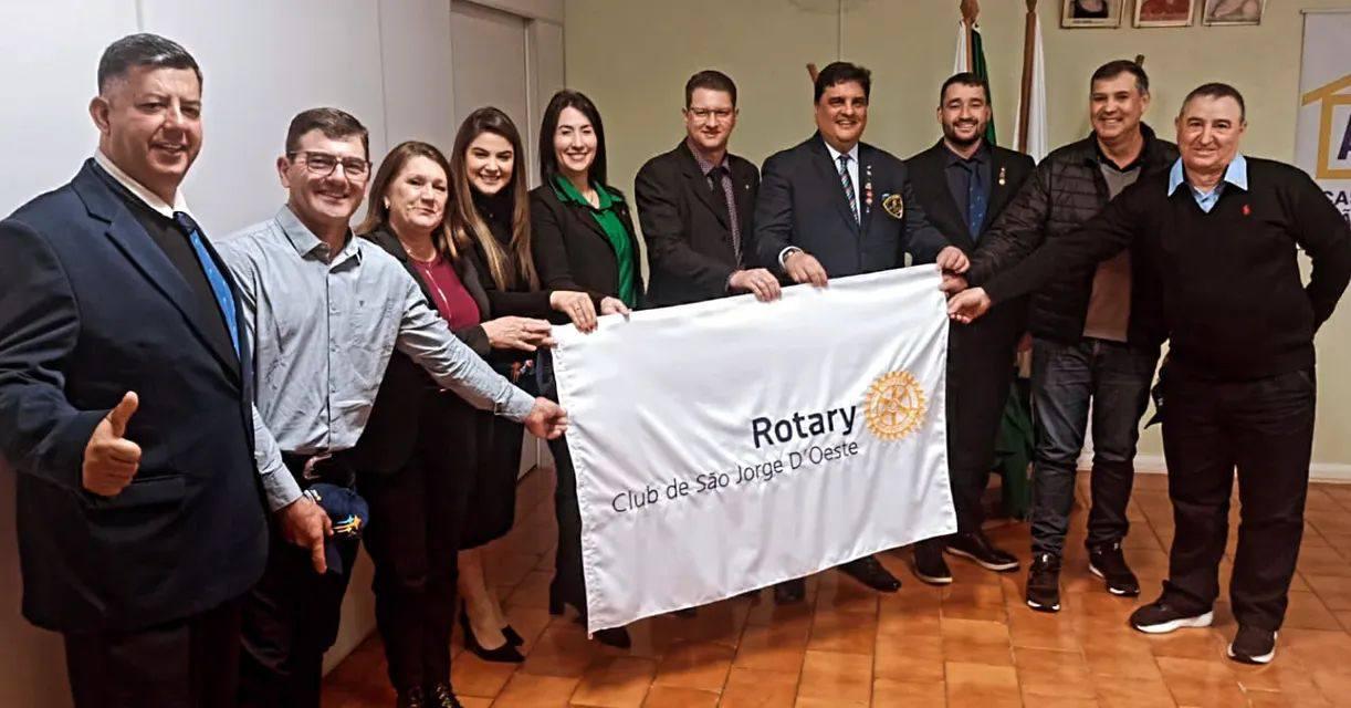 Rotary de São Jorge D'Oeste celebra visita do governador distrital com admissão de novos associados