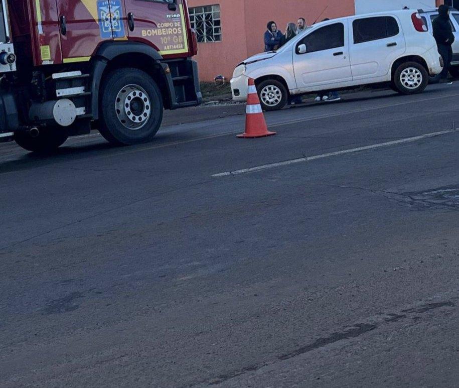 Para-brisa congelado provoca colisão entre carro e moto no perímetro urbano de Dois Vizinhos