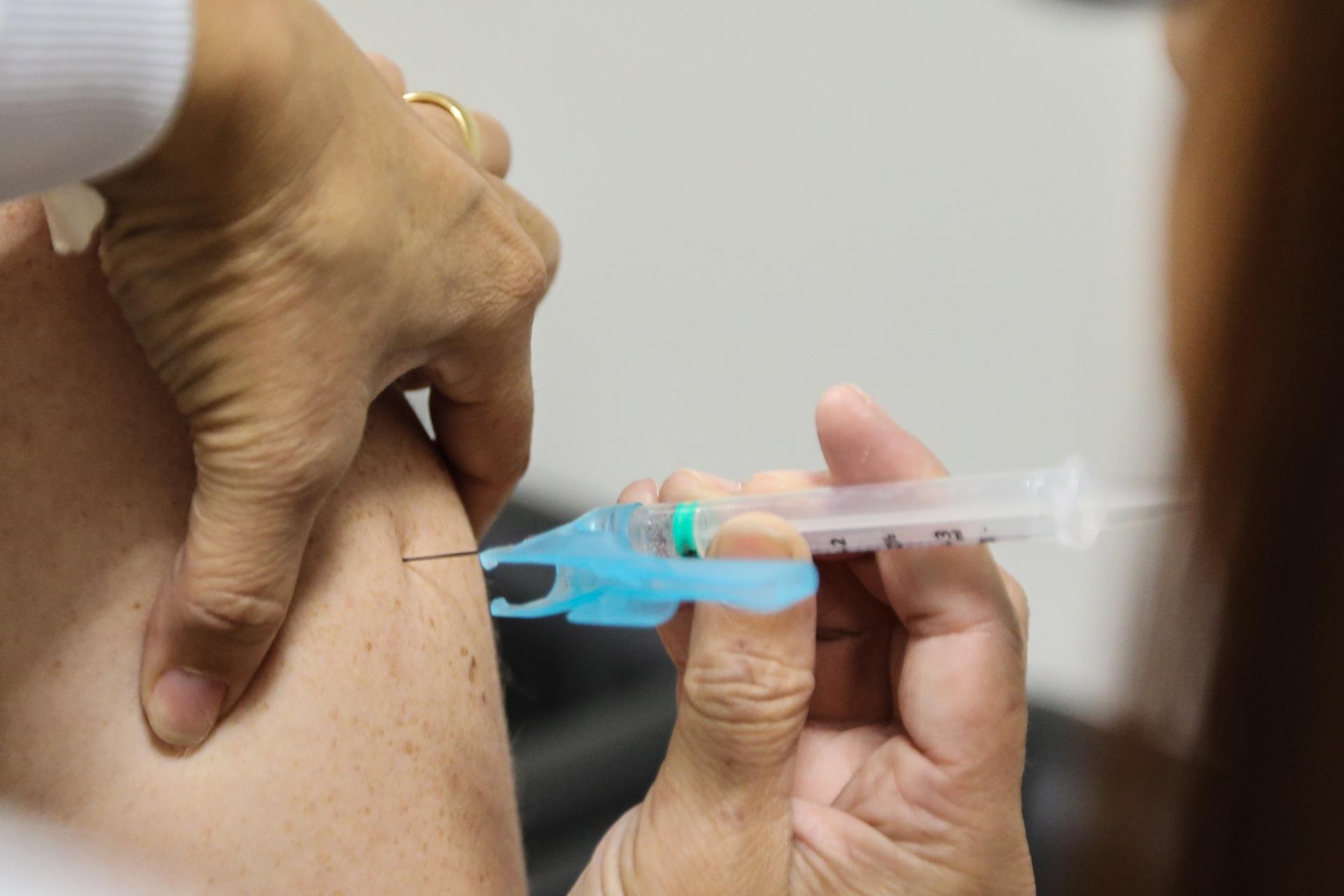 Paraná aplicou 3 milhões de vacinas contra a gripe; cobertura no grupo prioritário é de 48,06%