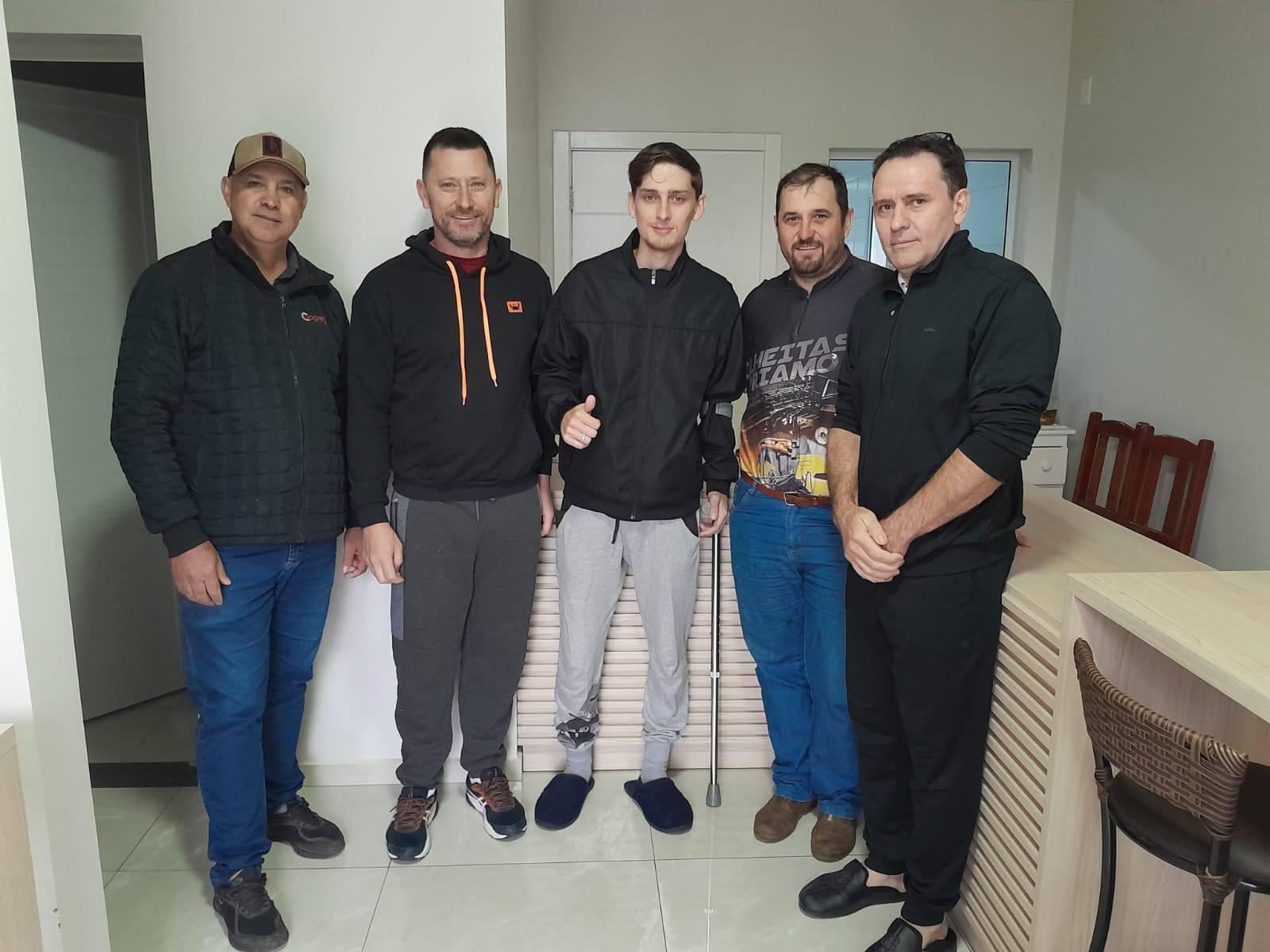 Sociedade Esportiva Limeira entrega doação em apoio ao atleta Dionatan Carniel