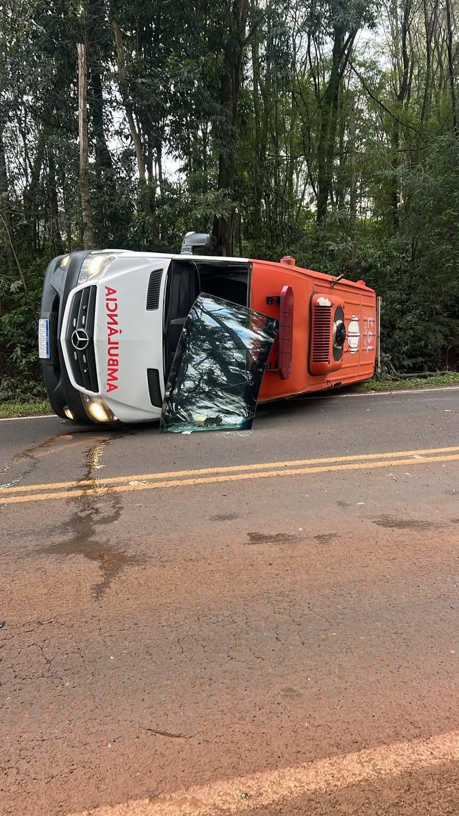 Ambulância de São Jorge D’Oeste se envolve em acidente na PR-493, em Verê