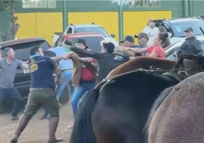 Briga generalizada encerra rodeio em Nova Prata do Iguaçu com cenas de violência e repercussão nas redes sociais
