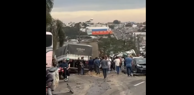 Caminhão desgovernado atinge sete veículos e deixa 16 feridos na BR-376 em Ponta Grossa