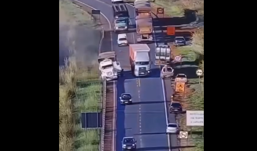 Caminhoneiro colide carreta contra guard rail para evitar tragédia na BR-414