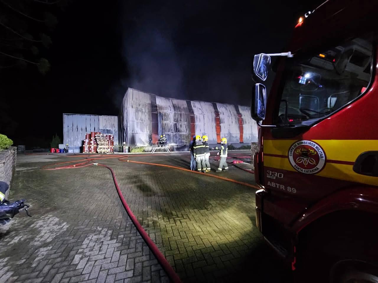 Incêndio de grande proporção destrói setor químico da empresa Eko’7 em Chapecó