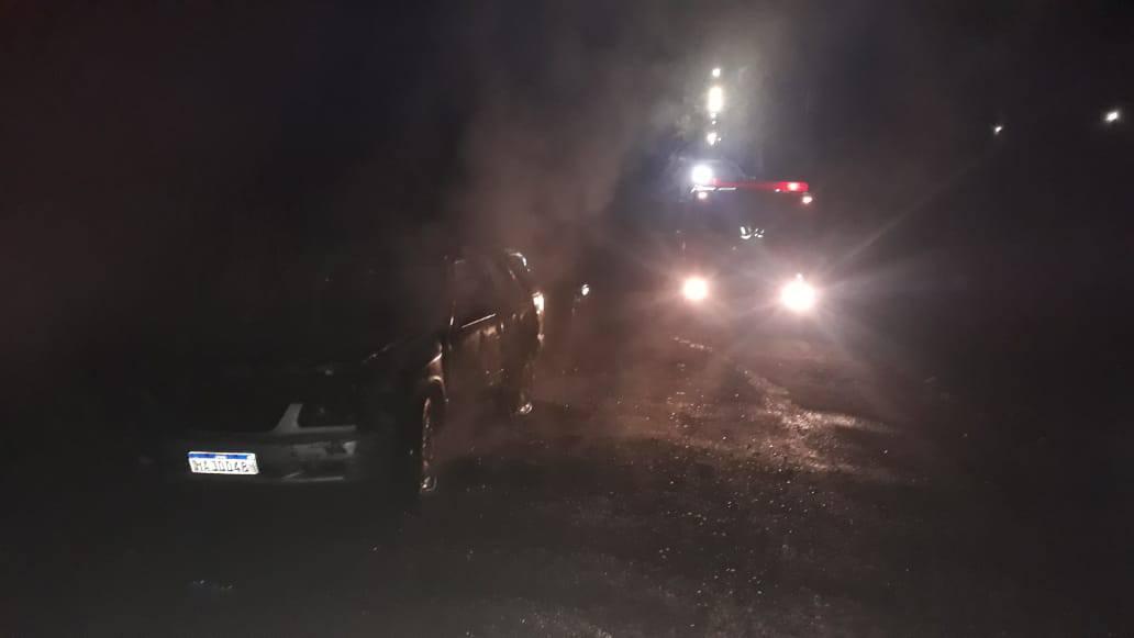 Incêndio destrói veículo abandonado em São Jorge D’Oeste