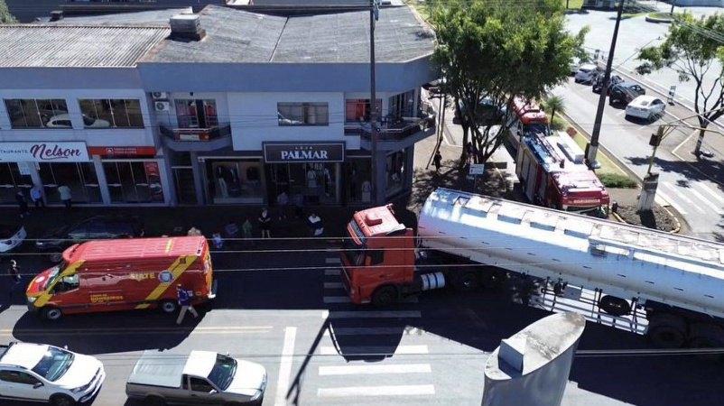 Pedestre sofre fratura exposta ao ser atropelado por caminhão no Centro Sul de Dois Vizinhos