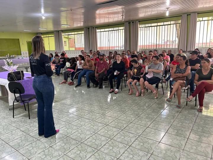 Agosto Lilás: Palestra promove conscientização sobre direitos, denúncias e apoio às mulheres