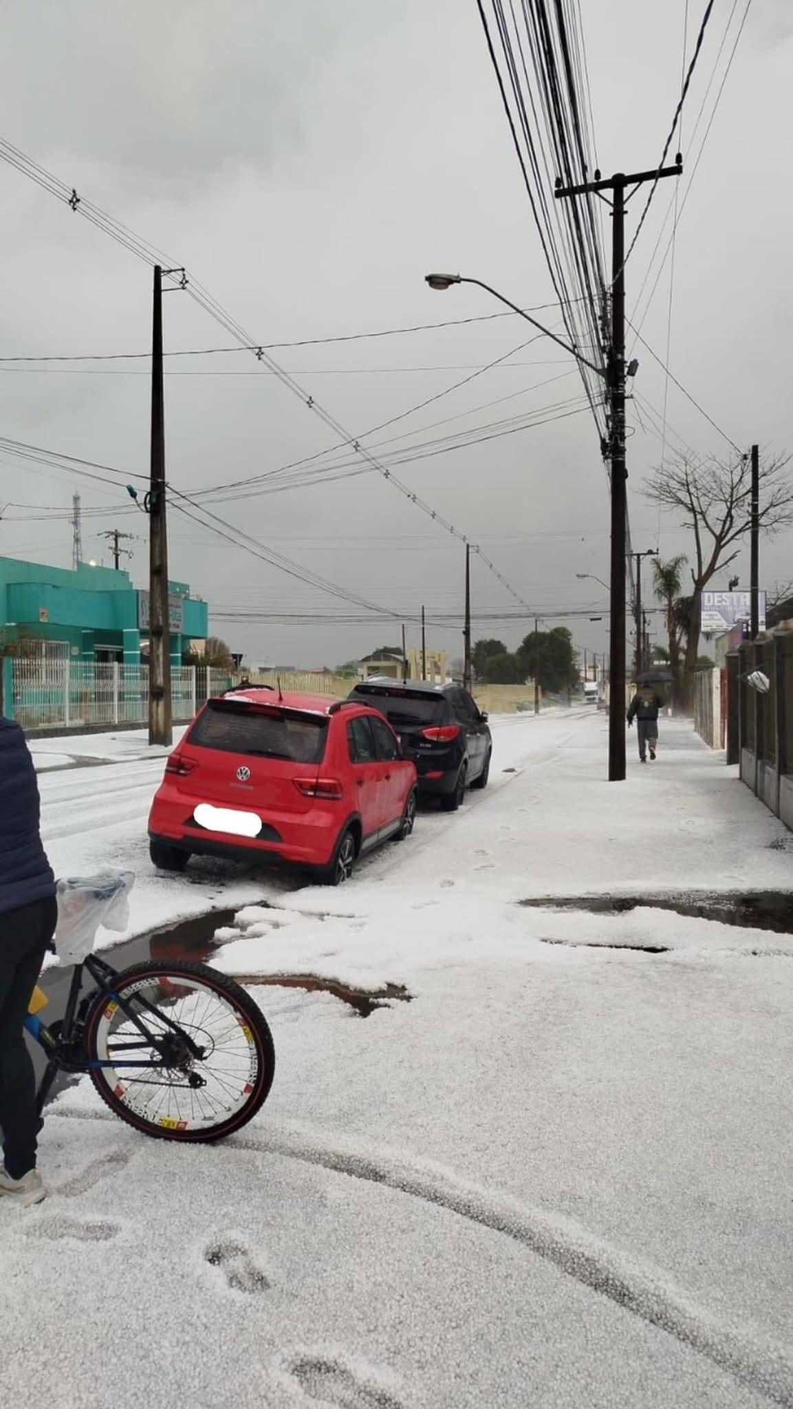 Chuva de granizo transforma Castro em “cenário europeu” e causa estragos