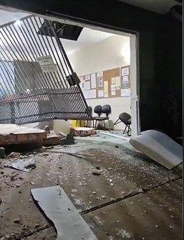 Empresário invade cartório com retroescavadeira após atraso em entrega de certidão de divórcio no Paraná