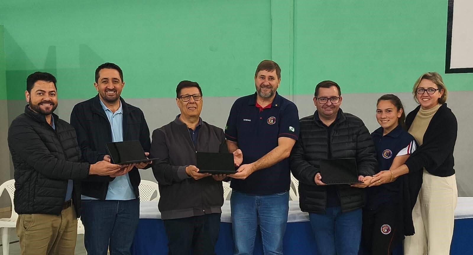 Entrega de tablets marca solenidade com presença de autoridades em São Jorge D’Oeste