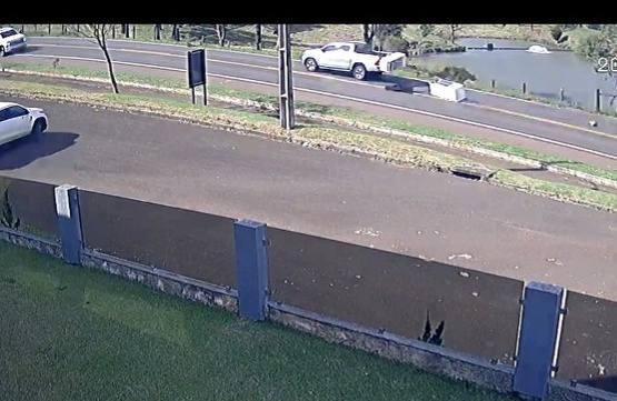 Geladeiras caem de caminhonete e quase provocam acidente na Avenida Prefeito Adelarte Debortoli