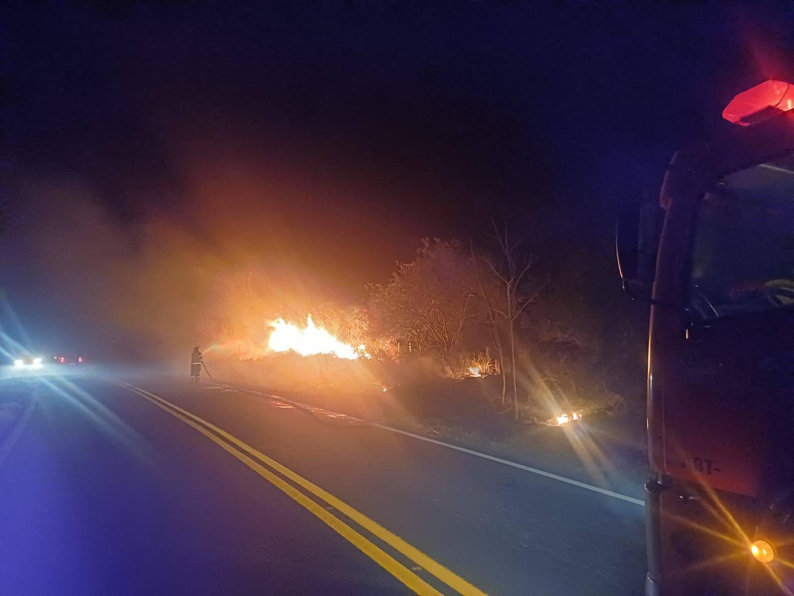 Incêndio atinge pastagem em fazenda às margens da PR-475