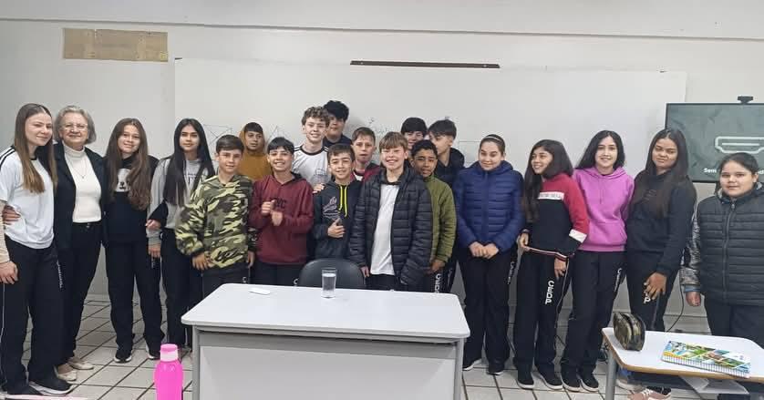 Moradora do distrito reaviva memórias e história em visita ao Colégio Estadual Doutor Paranhos
