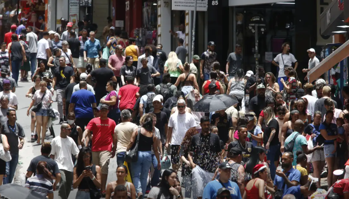 População brasileira chega a 213,4 milhões em julho de 2025