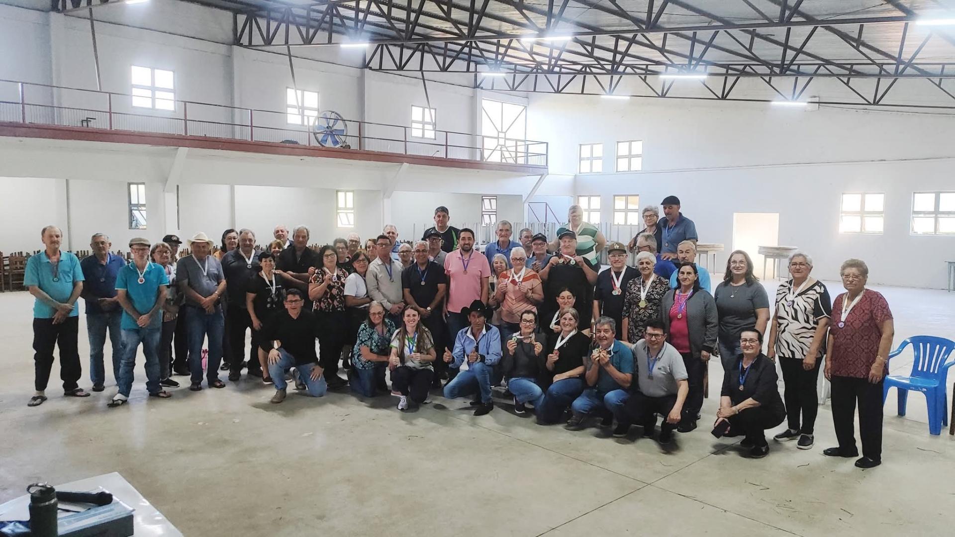 São Jorge D’Oeste encerra campeonatos de canastra, dominó e sinuca da terceira idade