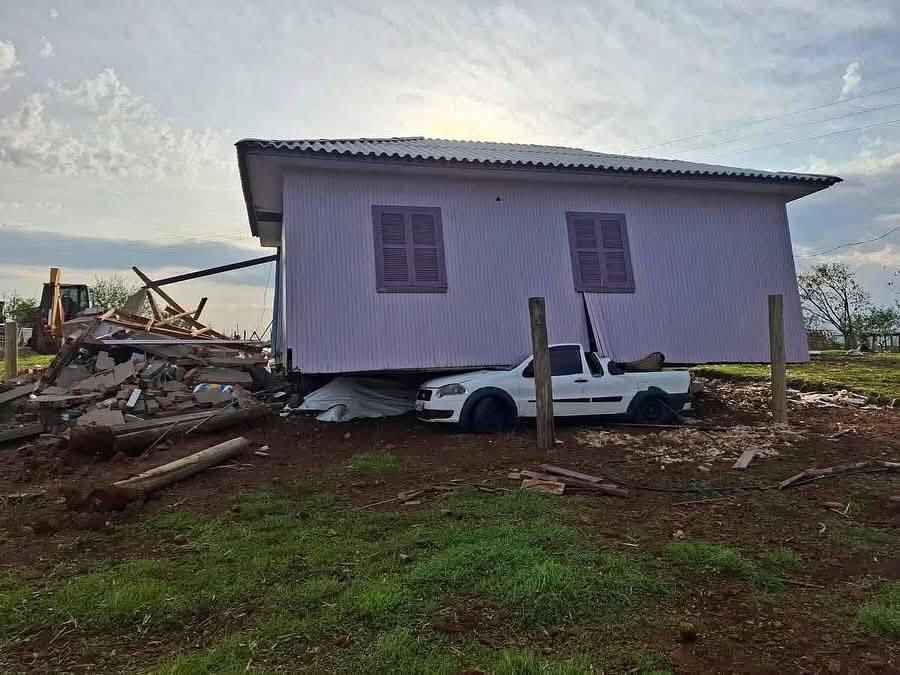 Tornado confirmado em Santa Catarina deixa rastro de destruição