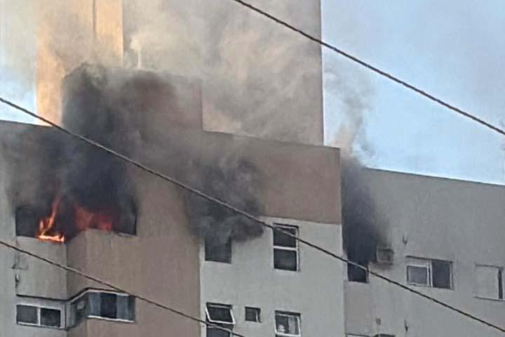 Bombeiros de Cascavel resgatam vítimas de incêndio em apartamento no 13º andar
