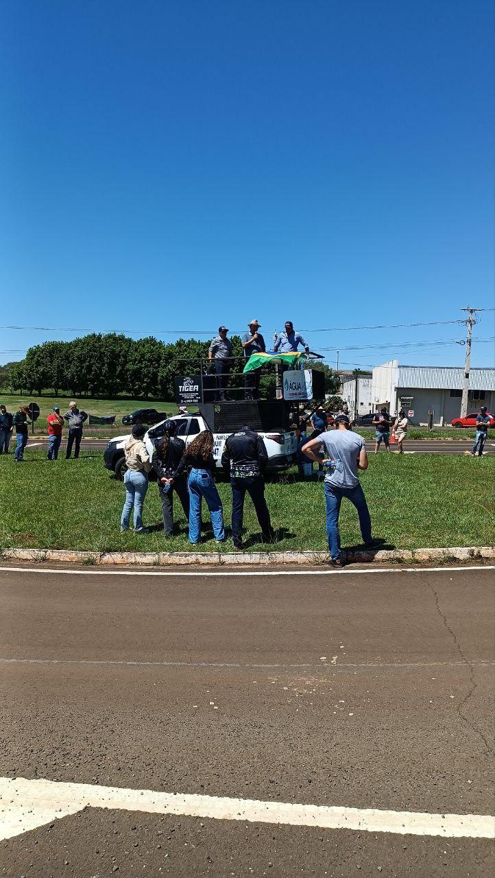 PRODUTORES DE LEITE FAZEM MANIFESTAÇÃO NO TREVO DE SÃO JORGE D’OESTE!