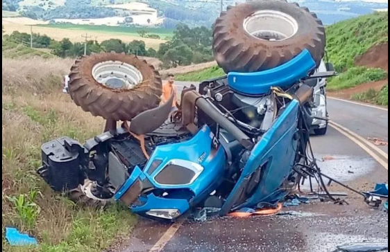 Trator cai de caminhão prancha na PR-566 entre Coronel Vivida e Itapejara D’Oeste