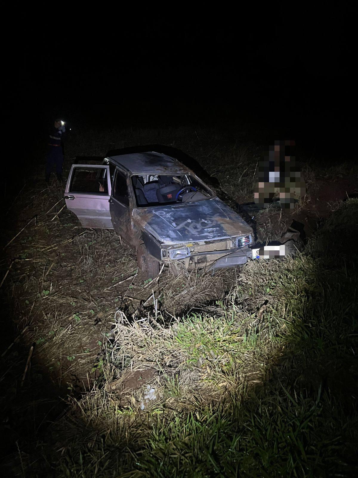Veículo Uno capota durante a madrugada próximo à Doutor Antônio Paranhos, em São Jorge D’Oeste