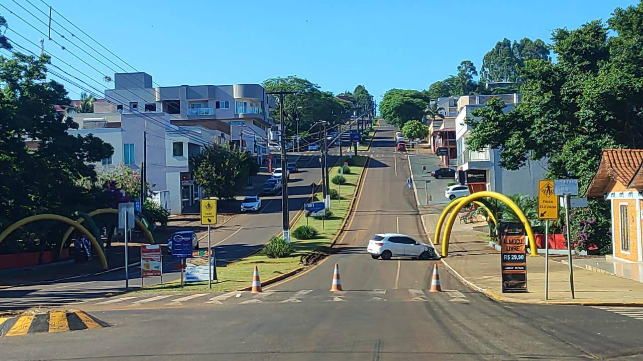 Acidente na madrugada de sexta-feira bloqueia subida da Avenida Prefeito Adelarte Debortoli