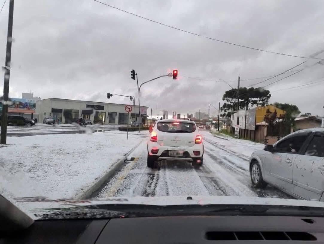 Após granizo intenso, Ponta Grossa recebe reforço de Defesa Civil com telhas, lonas e colchões