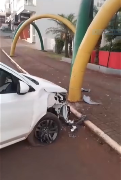 Carro colide em arcos decorativos durante a madrugada e permanece abandonado na Avenida Prefeito Adelarte Debortoli