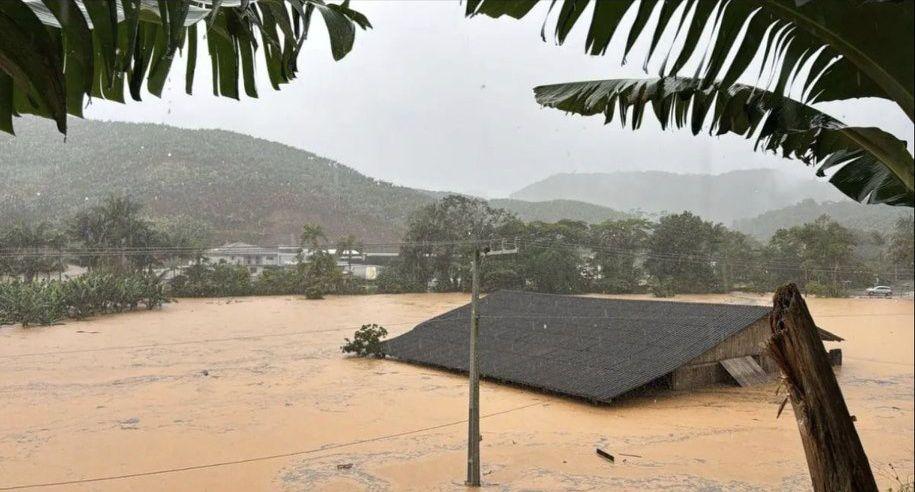 Chuvas intensas deixam mais de 200 desalojados e cidade fica parcialmente submersa em Santa Catarina