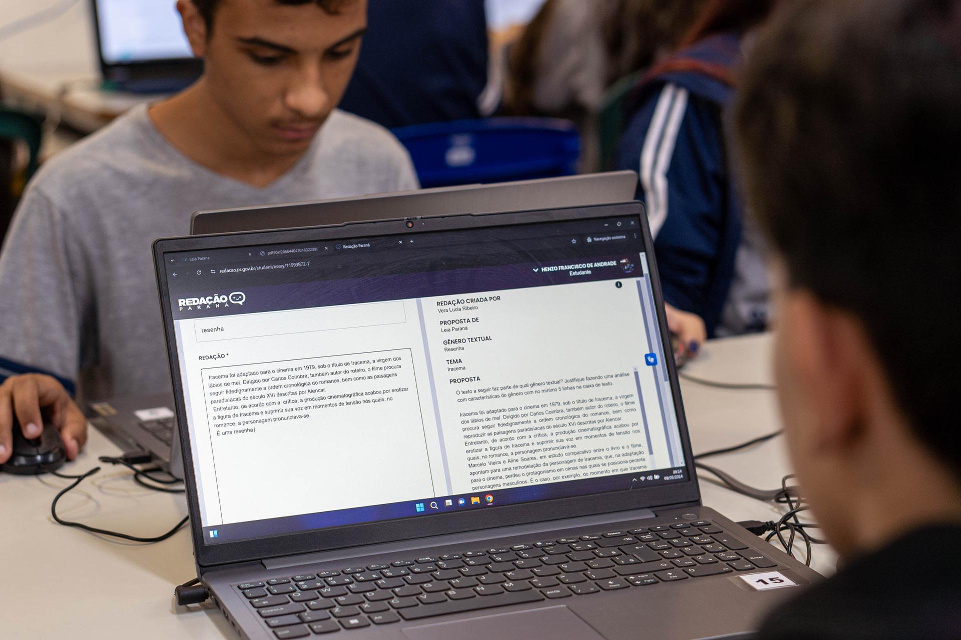 Com IA, rede estadual intensifica preparação de alunos para o Enem com o Redação Paraná