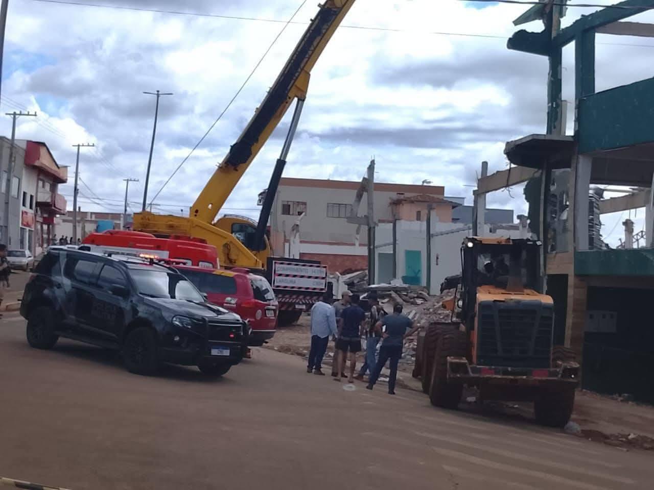 Estrutura de mercado danificado por tornado desaba sobre trabalhadores em Rio Bonito do Iguaçu