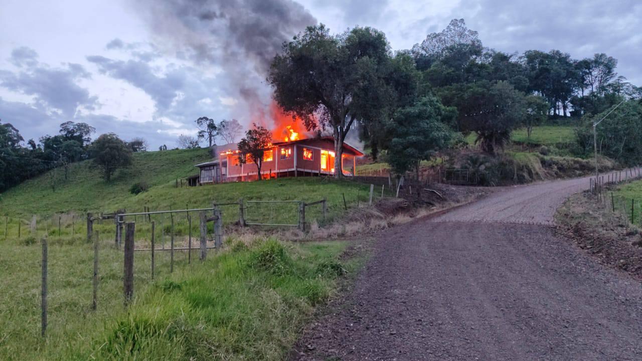 Incêndio destrói residência no Distrito de Doutor Antônio Paranhos na noite deste domingo (16)
