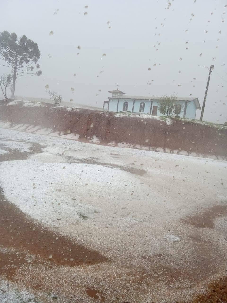 Temporais com granizo atingem o Sul do país e causam estragos em diversas cidades neste Domingo (23)