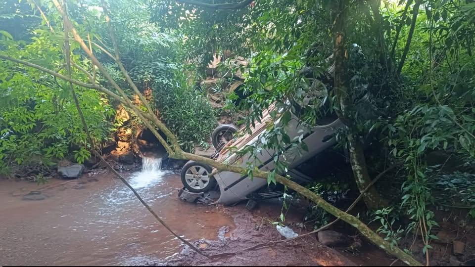 Dois Vizinhos: homem esfaqueado perde o controle da direção e carro cai em córrego