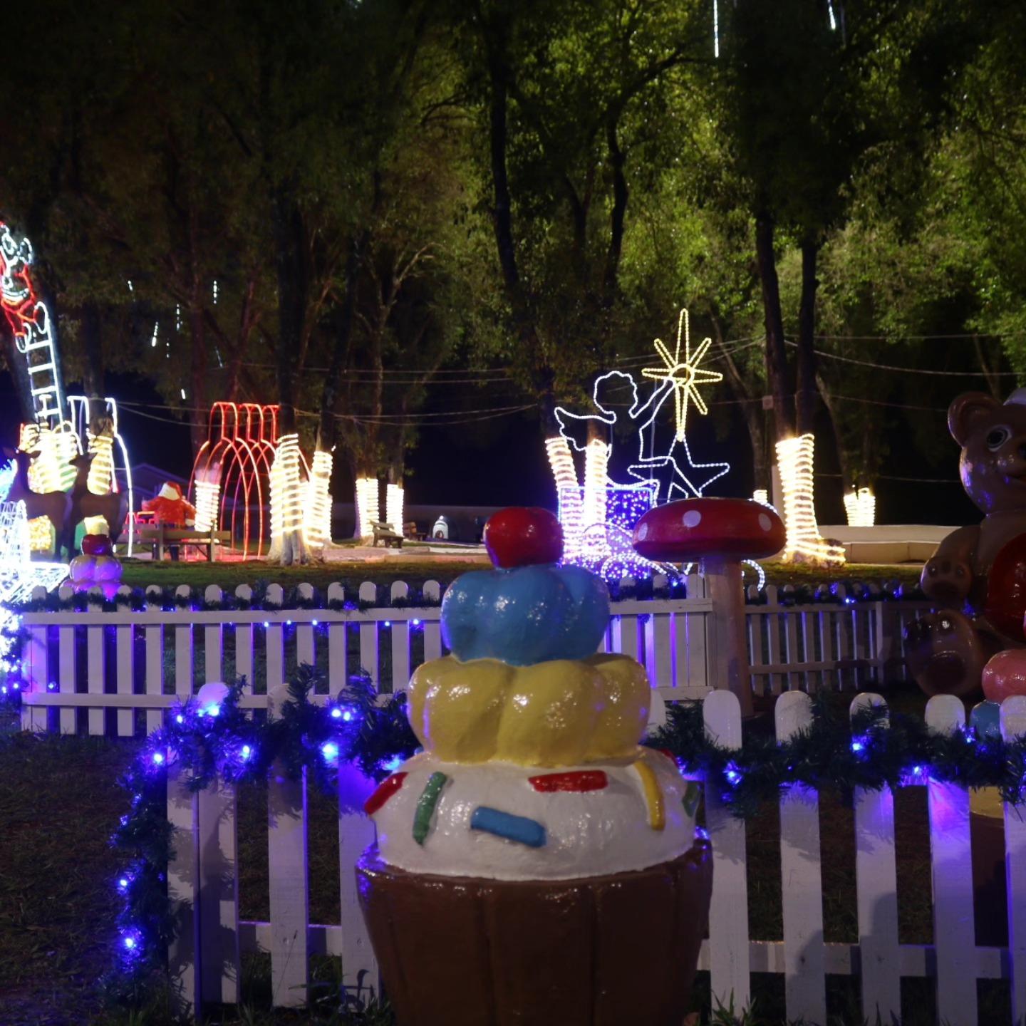 Natal de Luzes transforma a Praça Santos Dumont em ponto de encontro e convivência em São Jorge D’Oeste