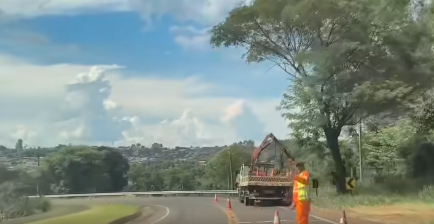 Rodovia que liga São Jorge D’Oeste ao trevo recebe instalação de guarda-rail neste Domingo; motoristas devem redobrar atenção