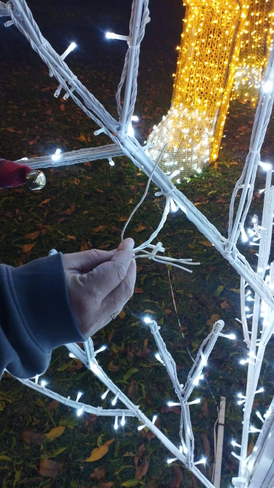 Vandalismo compromete enfeites natalinos na Praça Santos Dumont e gera prejuízos ao patrimônio público