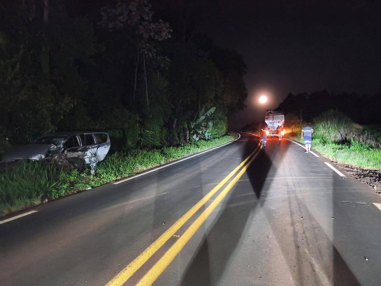 Acidente entre automóvel e caminhão deixa motorista ferido próximo ao trevo de Paranhos