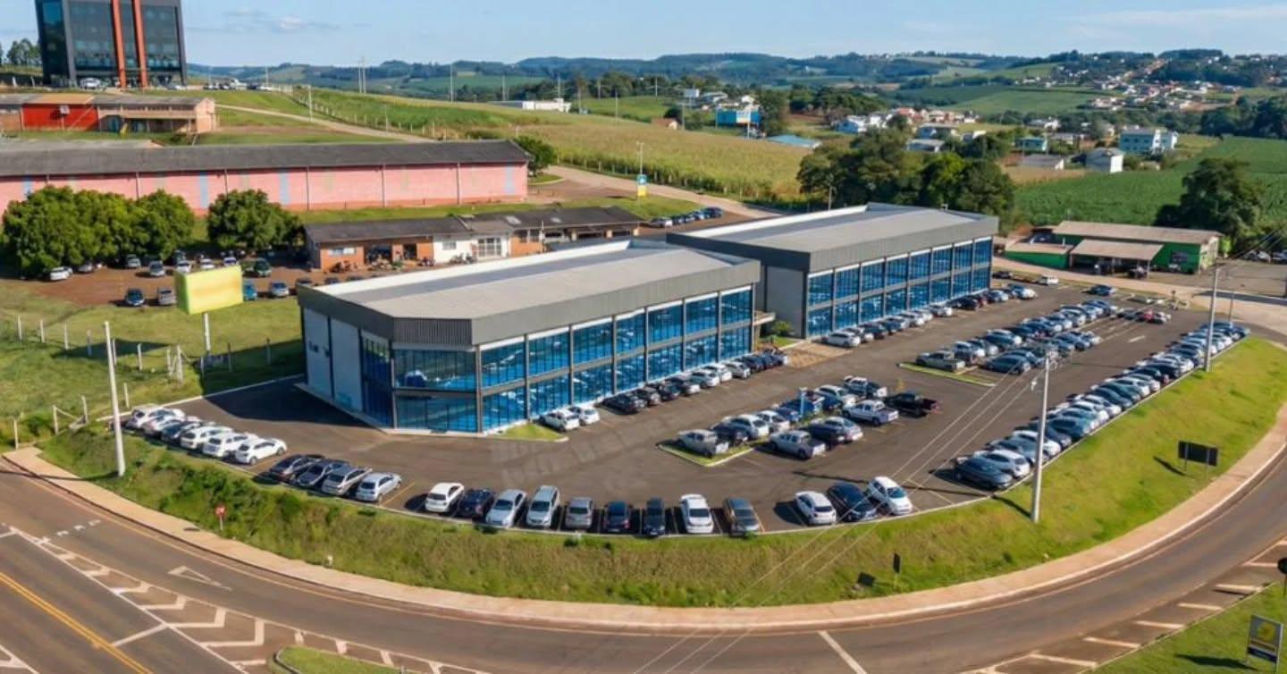 Centro comercial pioneiro no trevo do município consolida nova área de conexão, progresso e investimentos