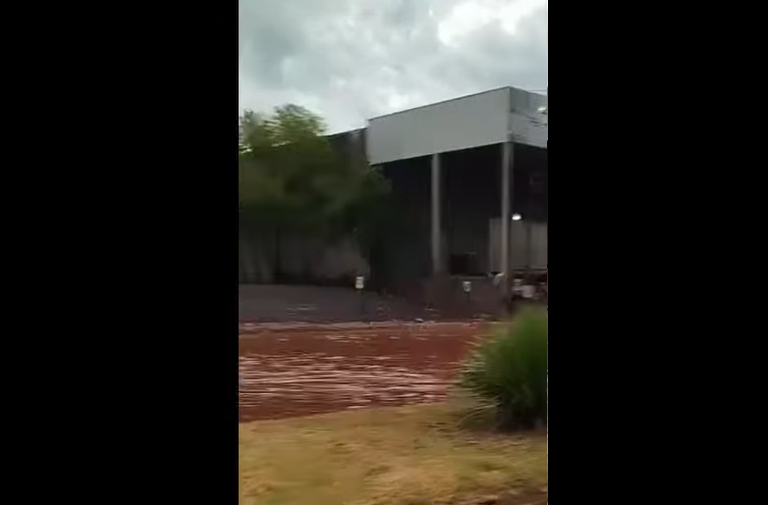 Chuva atinge São Jorge D’Oeste de forma irregular e provoca pontos de acúmulo de água em via urbana