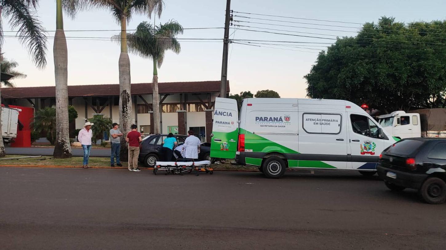 Colisão contra palmeira e poste deixa condutora ferida na Avenida Prefeito Adelarte Debortoli em São Jorge D'Oeste 