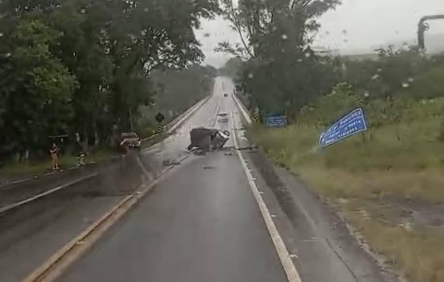 Grave acidente com vítimas fatais é registrado na PR-281 neste sábado (10)