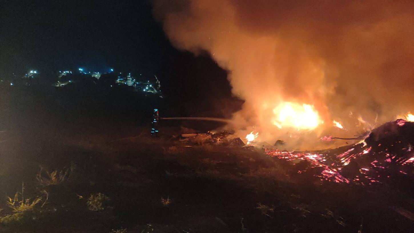 Incêndio em área com acúmulo de resíduos vegetais mobiliza Bombeiro Comunitário em São Jorge D’Oeste