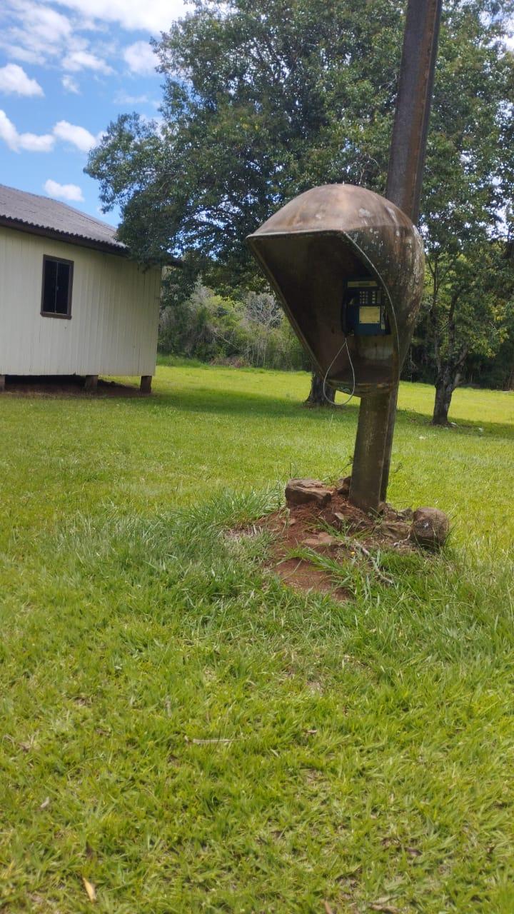 RCS FM testa o orelhão da comunidade de Santa Luzia, um dos poucos ainda ativos do Sudoeste do Paraná