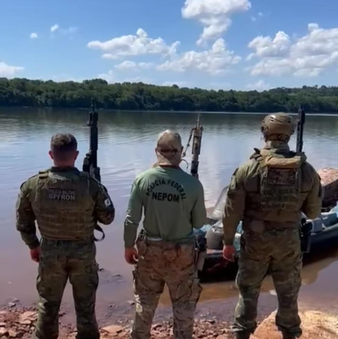 BPFRON e Polícia Federal apreendem mais de 1,2 tonelada de maconha no Rio Paraná, em Mercedes